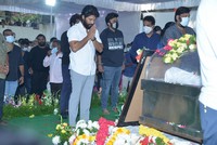 Allu Arjun Pays Last Respcets to Sirivennela Sitaramasastri